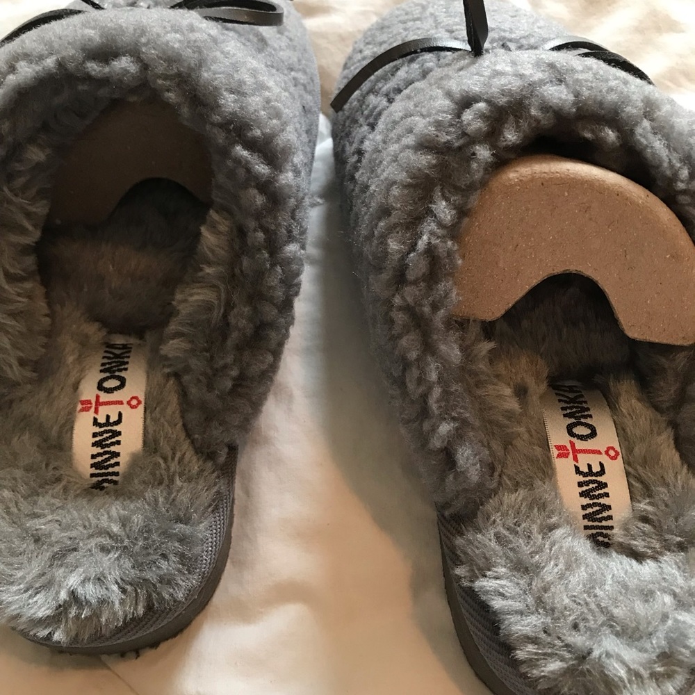 NWT NIB Minnetonka grey women’s slippers size 6 - Picture 5 of 7